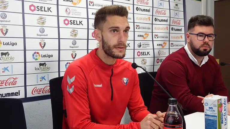 El jugador de Osasuna, Roberto Torres, en la sala de prensa de Tajonar