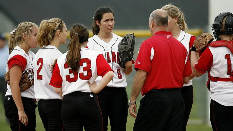 Un entrenador junto a sus jugadoras de sóftbol ARCHIVO