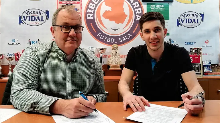 El presidente del Ribera Navarra y Lucas Tripodi firman el nuevo contrato. Cedida.