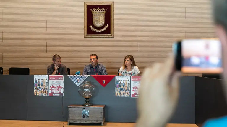 El Ayuntamiento de Berriozar presenta el programa de fiestas, la campaña contra las agresiones sexistas y designa a la Sociedad 'Los Cubas' para lanzar el chupinazo (05). IÑIGO ALZUGARAY