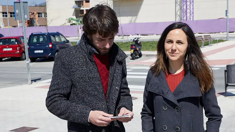 Ione Belarra y Mikel Buil, candidatos de Unidas Podemos al Congreso y al Gobierno de Navarra, valoran la operación de Salesianos en Sarrigurren (02). IÑIGO ALZUGARAY