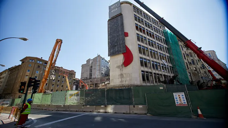 Derribo del edificio de los antiguos cines Carlos III de Pamplona (03). IÑIGO ALZUGARAY