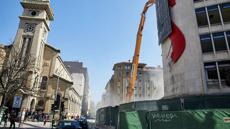Derribo del edificio de los antiguos cines Carlos III de Pamplona (09). IÑIGO ALZUGARAY