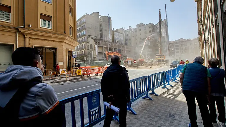 Derribo del edificio de los antiguos cines Carlos III de Pamplona (19). IÑIGO ALZUGARAY