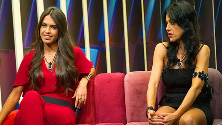 La pamplonesa Sofía Suescun junto a su madre, Maite Galdeano, en un programa de Telecinco Foto MEDIASET