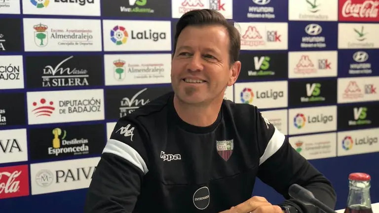 Manuel Mosquera es el entrenador del Extremadura @Extremaduraud