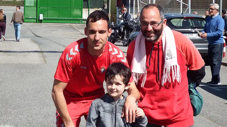 Unai García posando con un joven aficionado en Tajonar