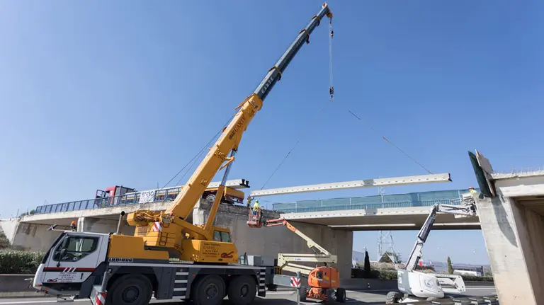 La colocación de las vigas del tablero en el puente de la N-121-C en Tudela GOBIERNO DE NAVARRA