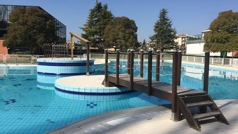 Piscina de recreo exterior del club Oberena en Pamplona