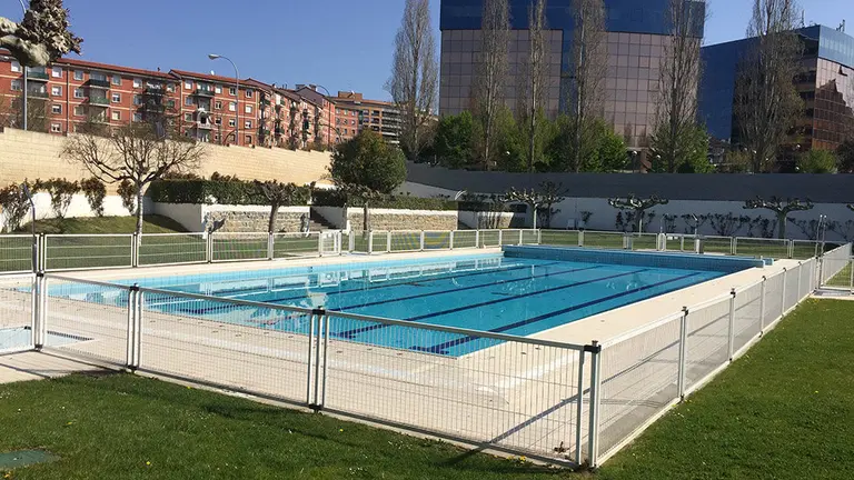 Piscinas exteriores del club Oberena en Pamplona