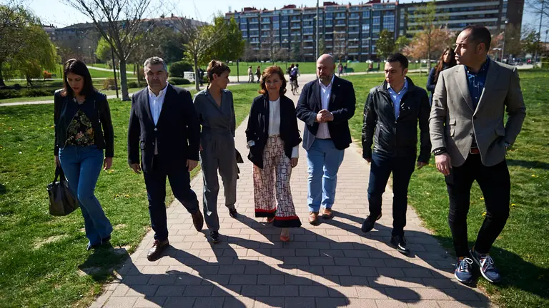 La vicepresidenta del Gobierno de España, Carmen Calvo junto con Maria Chivite antes de la llegada a un acto socialista en el Iruña Park. MIGUEL OSÉS 3