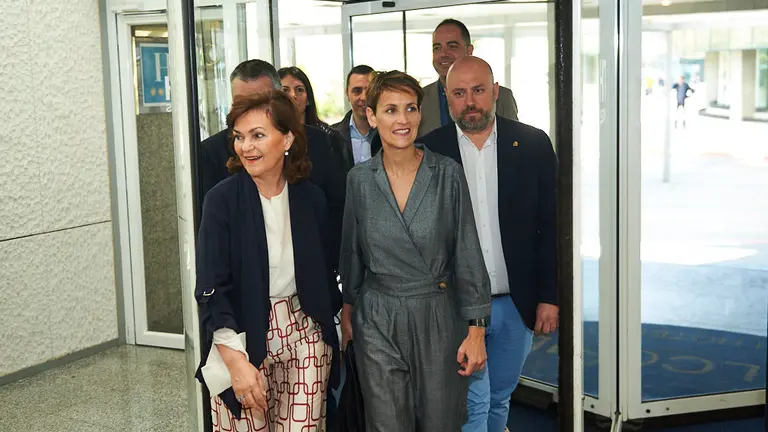 La vicepresidenta del Gobierno de España, Carmen Calvo junto con Maria Chivite antes de la llegada a un acto socialista en el Iruña Park. MIGUEL OSÉS 5
