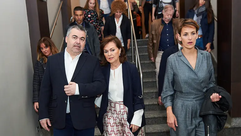 La vicepresidenta del Gobierno de España, Carmen Calvo junto con Maria Chivite antes de la llegada a un acto socialista en el Iruña Park. MIGUEL OSÉS 6