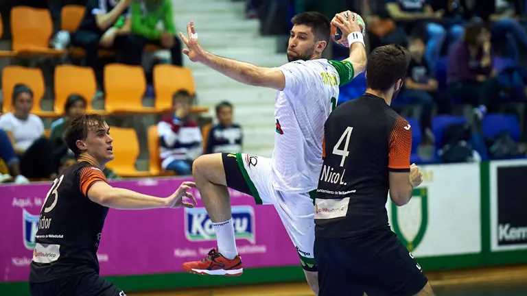 Ibai Meoki. Partido entre Anaitasuna y Valladolid en el Pabellón Anaitasuna de Pamplona. MIGUEL OSÉS 13