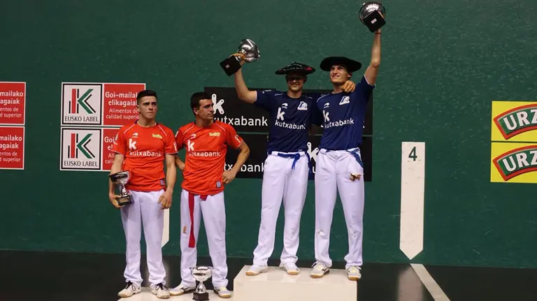 Los cuatro pelotaris con sus trofeos en el frontón Labrit. @aspepelota