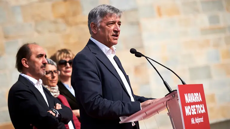 Uxue Barkos presenta a su candidato al Congreso de los Diputados Koldo Martínez. PABLO LASAOSA 13