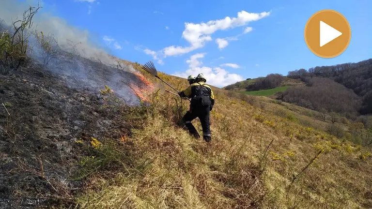 Bomberos de Navarra apagan un fuego GOBIERNO DE NAVARRA player