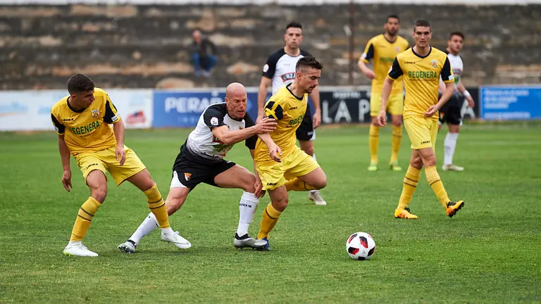 Derbi navarro entre el Tudelano y el Izarra en la capital ribera. MIGUEL OSÉS.