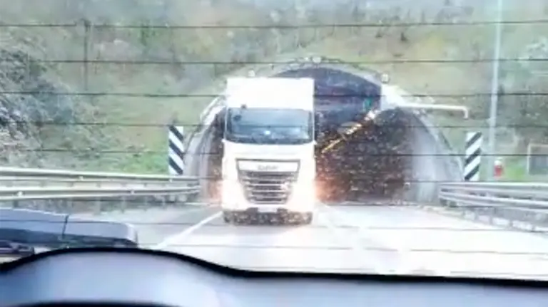 Camionero presiona para que los coches vayan más deprisa en la N-121-A en Navarra