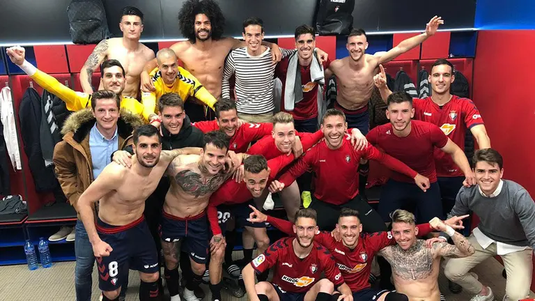 Osasuna celebra la victoria sobre el Extremadura en el vestuario de El Sadar. @CAOsasuna.