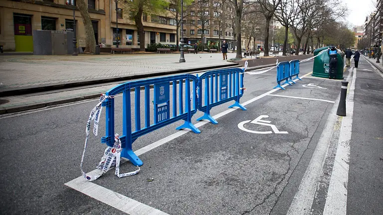 Vallas colocadas en el Paseo Sarasate para respetar la reserva de plazas de aparcamiento para personas con discapacidad. IÑIGO ALZUGARAY