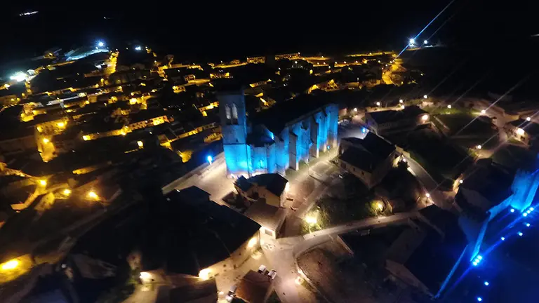 El cerco de Artajona, iluminado de azul por el Día Mundia por la Concienciación del Autismo. Foto: ANA
