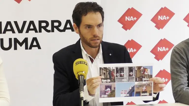 Sergio Sayas muestra un montaje realizado por Navarra.com CEDIDA