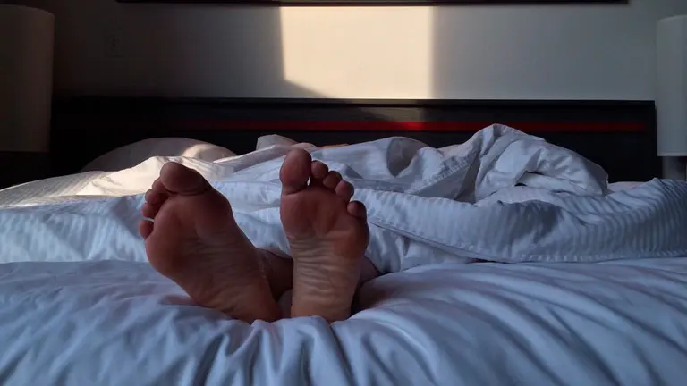 Una persona duerme en la cama. ARCHIVO