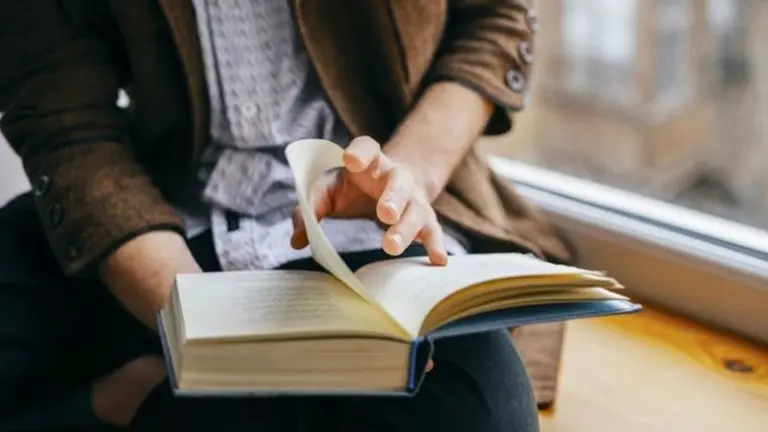Una persona leyendo un libro en una librería ARCHIVO