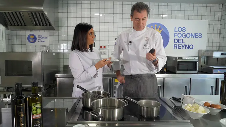 La periodista María Sisniega en el primer programa de alta gastronomía de Navarra Televisión. CEDIDA