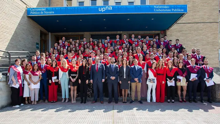 El alumnado de los dos grados de la Facultad de Ciencias Jurídicas posa con las autoridades, tras el acto de fin de estudios UPNA