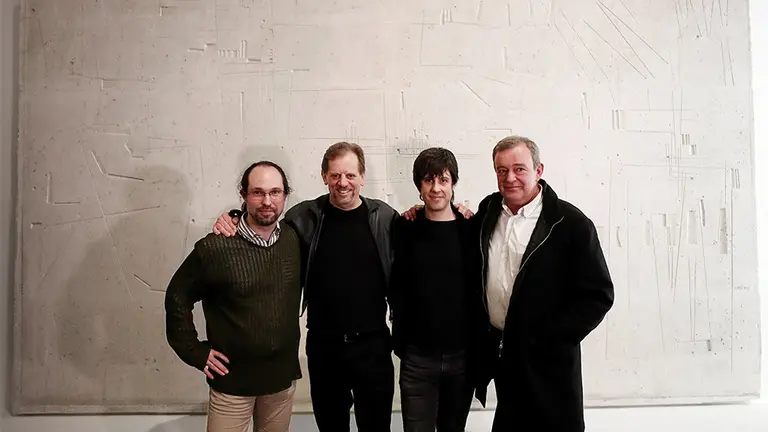 GRAFCAV3127. PAMPLONA (NAVARRA), 02/04/2019.- El compositor Juanjo Eslava (i), autor de la ópera "Oteiza" que se estrenará en Pamplona en mayo, junto al bajo estadounidense Nicholas Isherwood (2i), el director musical Nacho Paz (2d) y el gerente Txema Lacunza (d), posan en el interior del Museo de Navarra donde tendrá lugar este espectáculo contemporáneo para todos los públicos "incluidos los niños", con proyecciones y música electrónica que, en una hora de duración ofrece la interpretación personal de Eslava sobre la figura del "carismático, potente, tierno y vivaz" escultor Jorge Oteiza, centrada en su trabajo metafísico y en su concepción del espacio. Eslava, con esta composición ha intentado con ella "proponer una experiencia" ya no solo musical sino ampliamente artística, con elementos tanto musicales como visuales y espaciales en los que el espectador "entiende, siente y se hace preguntas".La ópera "Oteiza" se estrenará el 9 de mayo en el Museo Universidad de Navarra (MUN), producida por Ópera de Cámara de Navarra, Colectivo E7.2 y el MUN, bajo , la artística de Pablo Ramos y con el bajo Nicholas Isherwood como única voz sobre el escenario. EFE/ Jesús Diges