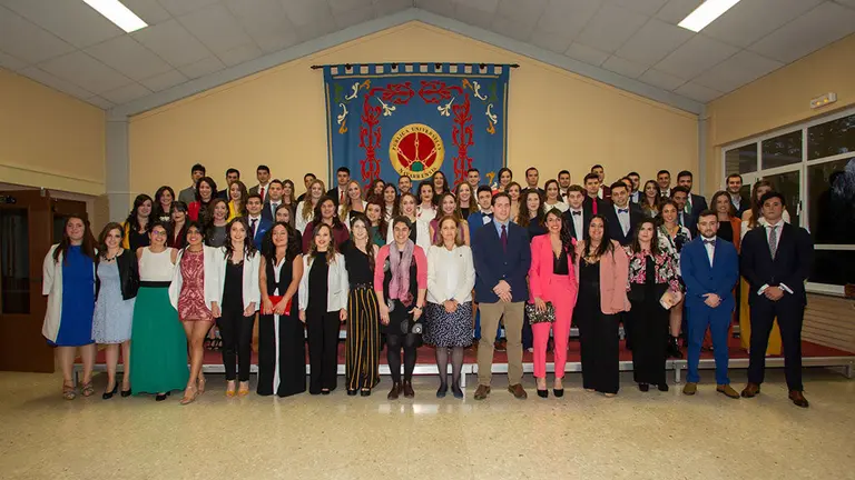 Los estudiantes de la Escuela Técnica Superior de Ingenieros Agrónomos de la UPNA posan en la foto de familia tras la graduación del curso 2018-2019 UPNA