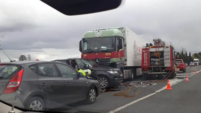 Vista del accidente ocurrido en el cruce de Olite en la N-121.