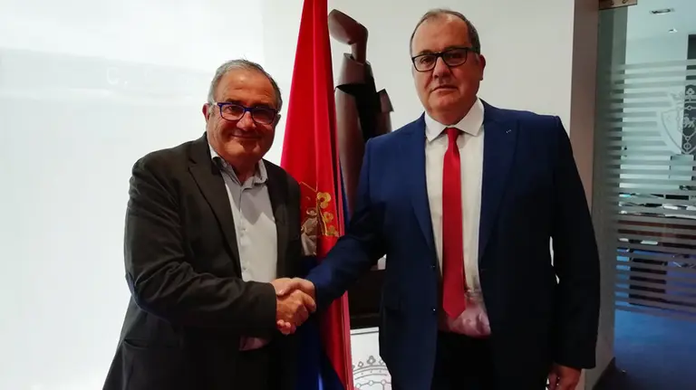 Luis Sabalza y Alberto Ramírez se dan la mano. @Ribera Navarra.