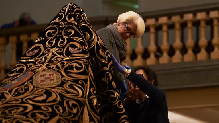 Varias personas visten a _La Dolorosa_. PABLO LASAOSA 7