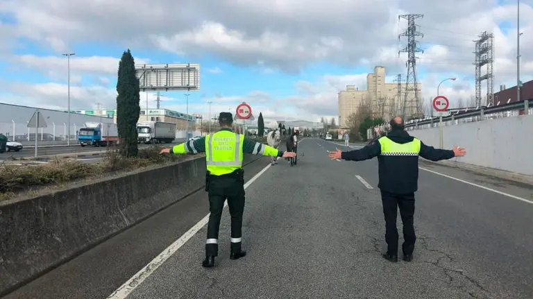 Un agente de la Guardia Civil y otro de la Policía Municipal de Pamplona tratan de atrapar a los dos caballos que se habían escapado. CEDIDA