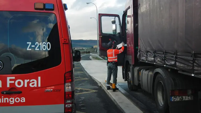 Un agente de la Policía Foral supervisa un camión GOBIERNO DE NAVARRA