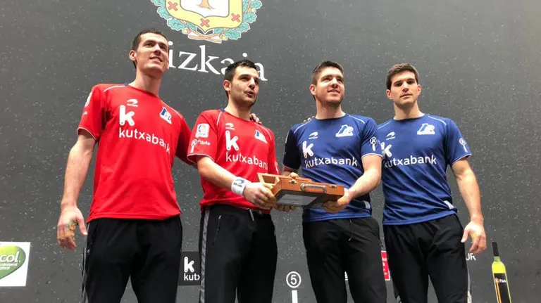 Los cuatro finalistas en el frontón Bizkaia: Rezusta, Elezkano, Irribarría y Zabaleta. Foto Aspepelota.
