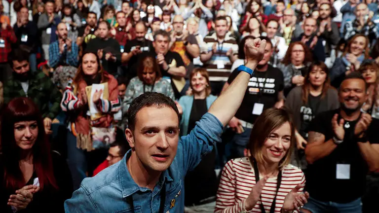 El nuevo secretario general de ELA Mitxel Lakuntza (c), ha intervenido este viernes en San Sebastián en el congreso extraordinario del sindicato ,tras ser elegido nuevo secretario general para los próximos cuatro años en sustitución de Adolfo &#34;Txiki&#34; Muñoz, quien deja el cargo por motivos de edad. EFE/Javier Etxezarreta