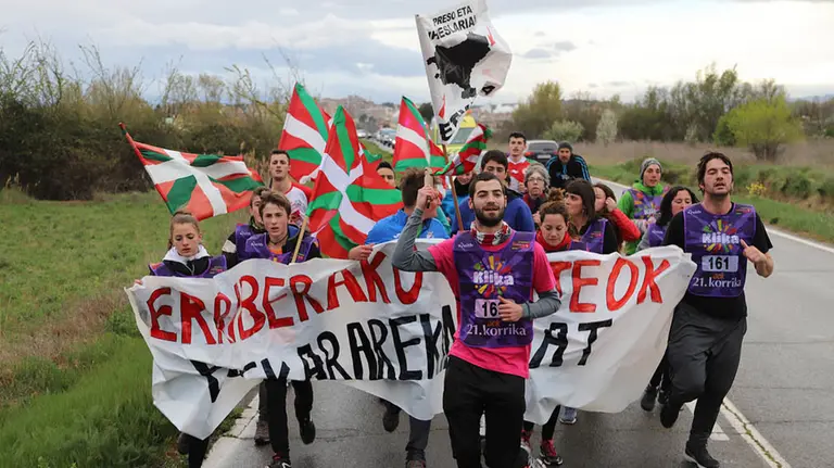 Carteles de presos de ETA e ikurriñas, presentes de nuevo en la Korrika de 2019 a su paso por Navarra. FOTOS - KORRIKA (6)