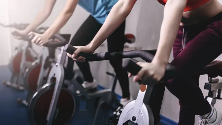 Varias personas en bici estática dentro de un gimnasio ARCHIVO