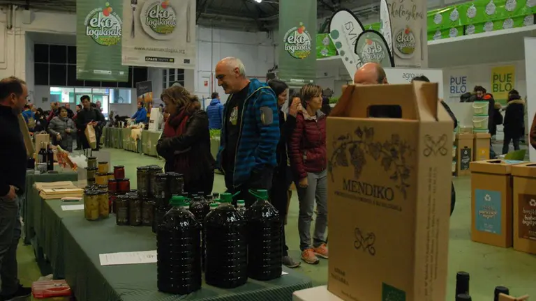 Asistentes a la feria ecológica celebrada en la estación antigua de autobuses de Pamplona CEDIDA