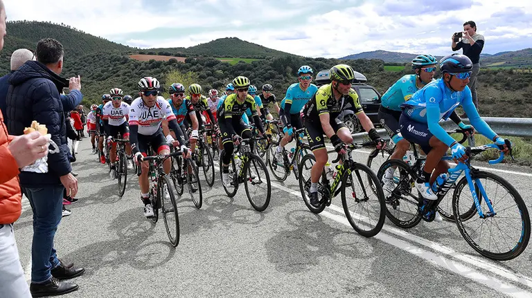 El ex ciclista navarro Miguel Induráin (i) observa el paso del pelotón ciclista por la presa del pantano de Alloz durante el desarrollo del Gran Premio Miguel Induráin, que con una distancia de 193 km ha recorrido las carreteras de la comarca teniendo su inicio y final en Estella (Navarra). EFE/ Jesús Diges