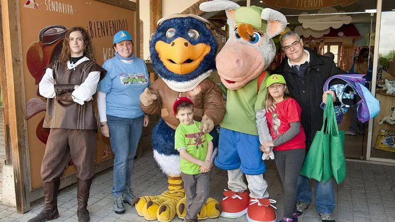 La familia Herrero Serrano, los primeros en acudir a la nueva temporada de Sendaviva SENDAVIVA