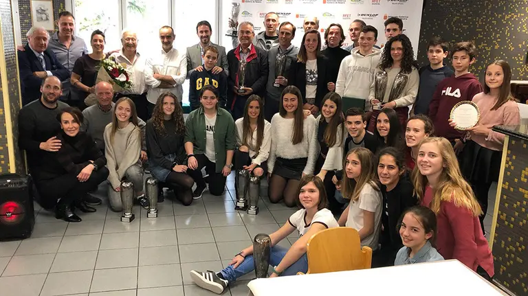 Participantes en la gran gala del tenis navarro en Oberena. Cedida.