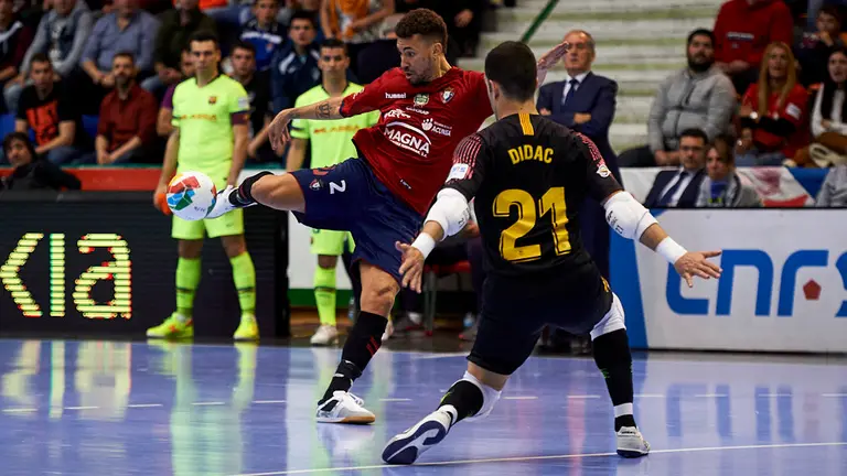 El Osasuna Magna vence al Barcelona en el pabellón Anaitasuna. MIGUEL OSÉS 4