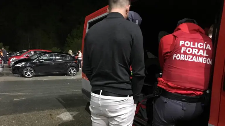 Imagen de un joven sometiéndose a un control de Policía Foral. CEDIDA