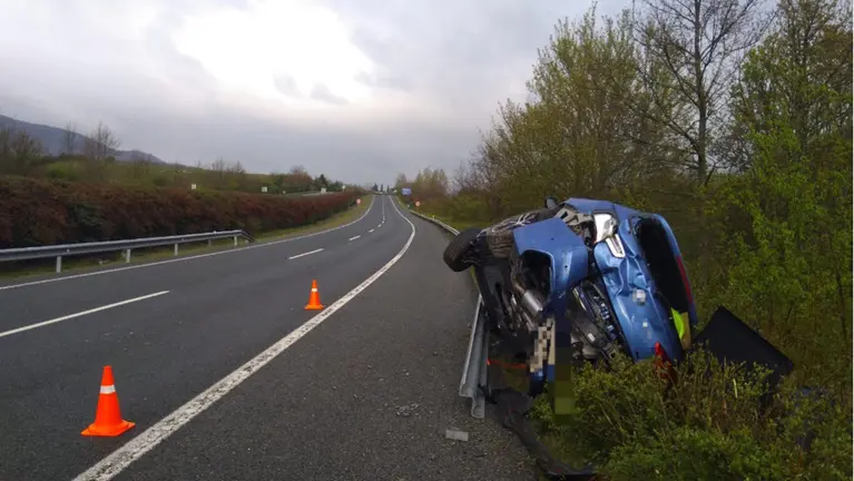 Salida de vía en la Autobía del Barranco a la altura de Huarte Arakil. POLICÍA FORAL