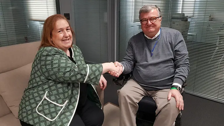 La presidenta del Colegio Oficial de Farmacéuticos de Navarra, Marta Galipienzo, y el presidente de ANELA, Montxo Iriarte, tras la firma del convenio de colaboración entre ambas entidades. CEDIDA